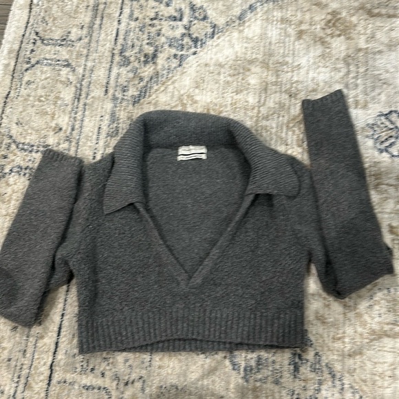 Urban Outfitters Soft V Neck Crop Top Small - Picture 2 of 4